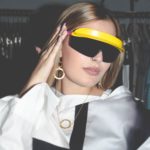 Blondes Mädchen mit Designer Kleidung, Sonnenbrille Schmuck